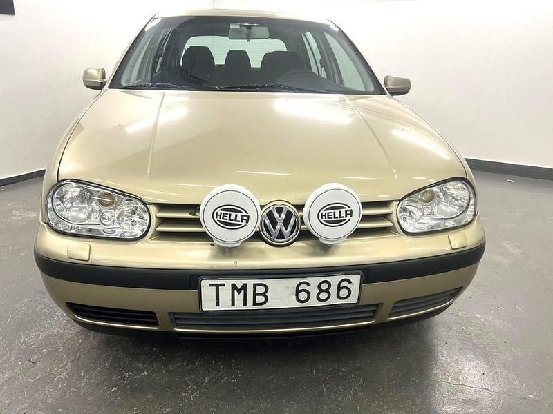 Ljusbrun Begagnad 2002 VW Golf IV Halvkombi | 29 900 kr (Dyr) - Bild 1/4