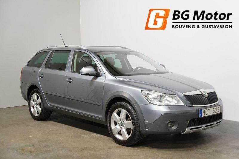 Mörkgrå Begagnad 2012 Skoda Octavia Scout Kombi | 79 900 kr (Lite dyr) - Bild 1/4
