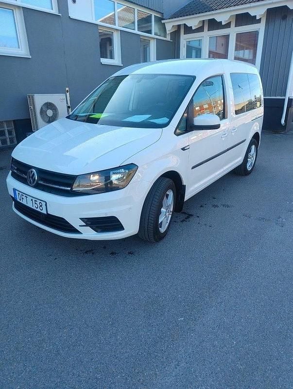 Vit Begagnad 2016 VW Caddy Maxi Life Minibuss | 99 000 kr - Bild 1/4