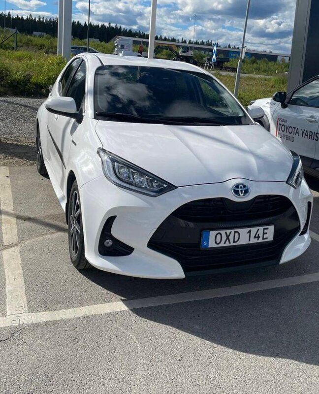 Vit Begagnad 2020 Toyota Yaris Hybrid Active Halvkombi | 210 000 kr (Marknadspris) - Bild 1/4