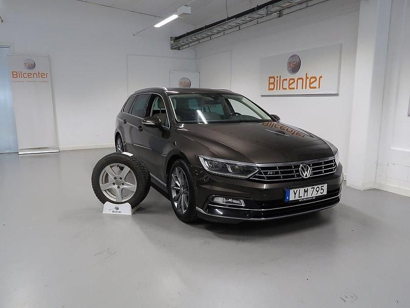 Mörkbrun (brun) Begagnad 2017 VW Passat GT Kombi | 199 900 kr (Marknadspris) - Bild 1/3