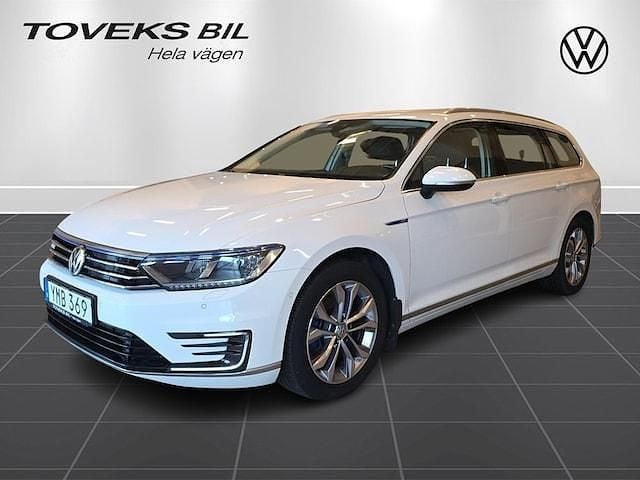 Vit (pure white) Begagnad 2017 VW Passat GTE Kombi | 189 900 kr (Marknadspris) - Bild 1/4