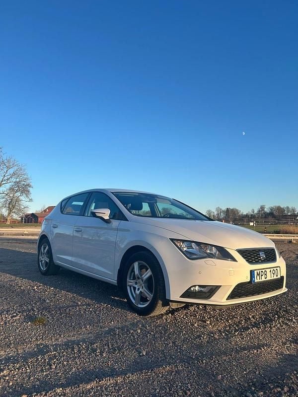 Candy white Begagnad 2014 Seat Leon Halvkombi | 74 500 kr (Marknadspris) - Bild 1/4