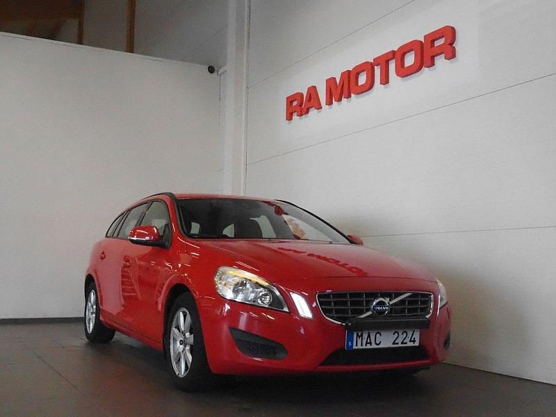Röd Begagnad 2012 Volvo V60 Kinetic Kombi | 124 900 kr (Marknadspris) - Bild 1/3