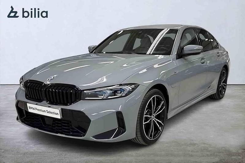 Grå Begagnad 2023 BMW 330e M Sport Sedan | 479 900 kr (Dyr) - Bild 1/1