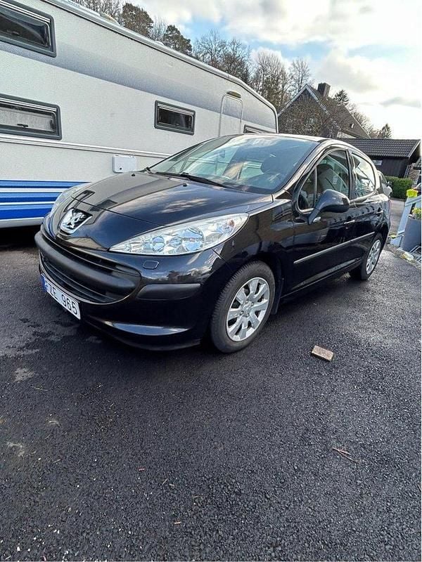 Svart Begagnad 2008 Peugeot 207 Halvkombi | 23 000 kr (Marknadspris) - Bild 1/4