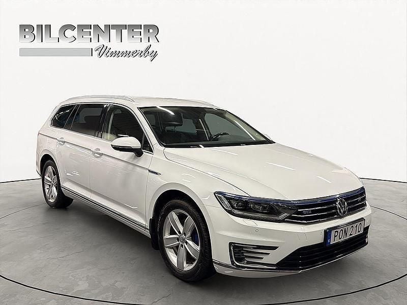 Vit Begagnad 2016 VW Passat GTE Kombi | 119 500 kr (Marknadspris) - Bild 1/4