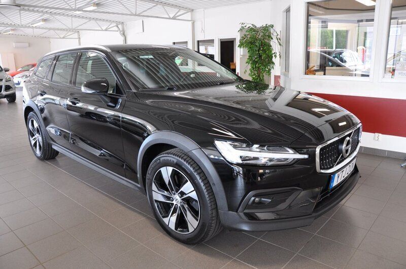 Svart Begagnad 2021 Volvo V60 CC Momentum Kombi | 328 500 kr (Lite dyr) - Bild 1/4