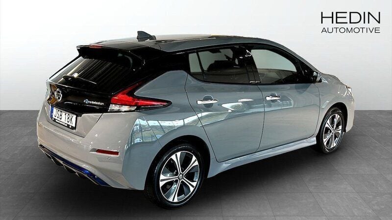 Begagnad Nissan Leaf N-Connecta 160 kW (218 HK) 2021 Ljusgrå (grey) Halvkombi