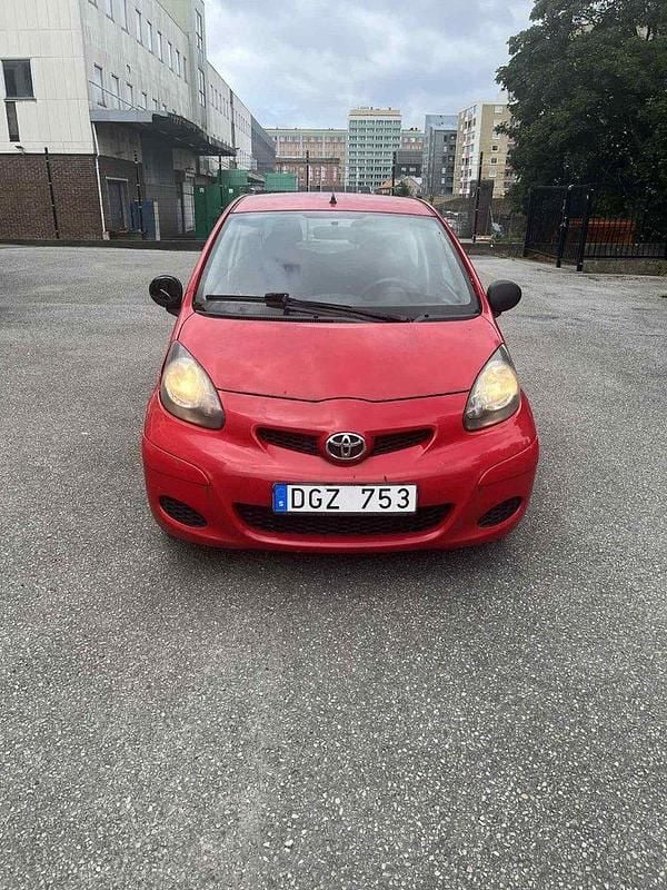 Röd Begagnad 2010 Toyota Aygo Halvkombi | 33 000 kr (Marknadspris) - Bild 1/4