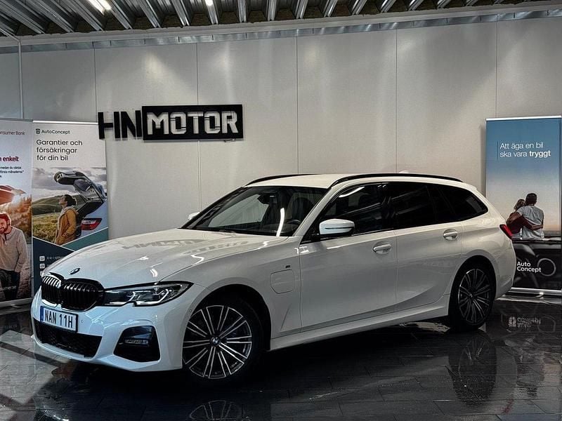Vit Begagnad 2021 BMW 330e M Sport Kombi | 344 900 kr (Marknadspris) - Bild 1/4
