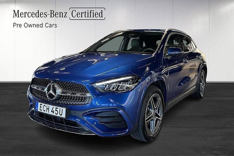 Blå Begagnad 2024 Mercedes GLA250 Premium SUV | 489 900 kr (Marknadspris) - Bild 1/4