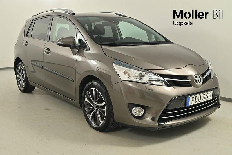 Mörkgrå (grå) Begagnad 2016 Toyota Verso Minibuss | 164 900 kr (Marknadspris) - Bild 1/4