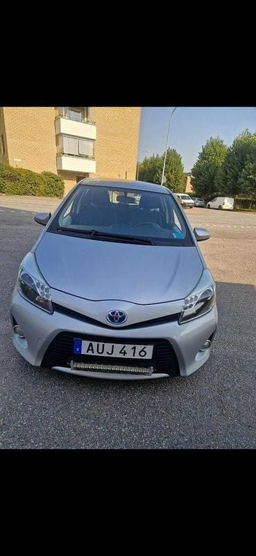 Silver Begagnad 2013 Toyota Yaris Hybrid Active Halvkombi | 99 000 kr (Lite dyr) - Bild 1/4
