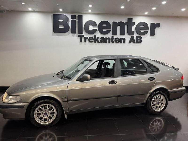 Ljusgrå Begagnad 2003 Saab 9-3 Halvkombi | 29 900 kr (Marknadspris) - Bild 1/4