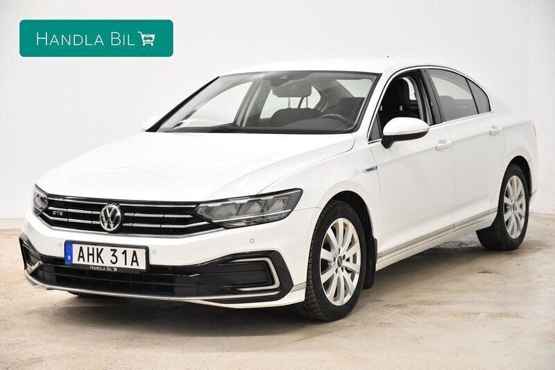 Vit Begagnad 2019 VW Passat GTE Sedan | 189 900 kr (Bra pris) - Bild 1/4