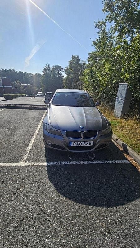 Grå Begagnad 2010 BMW 316 Comfort Edition Sedan | 58 500 kr (Marknadspris) - Bild 1/4