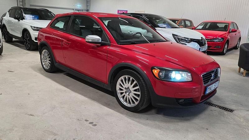 Röd Begagnad 2008 Volvo C30 Momentum Halvkombi | 64 500 kr (Lite dyr) - Bild 1/4
