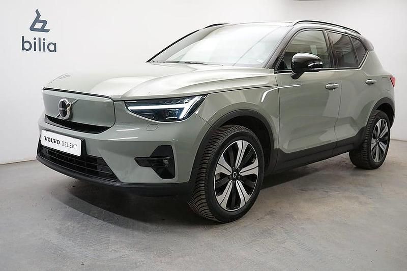 Grön Begagnad 2022 Volvo XC40 Plus SUV | 364 900 kr - Bild 1/3