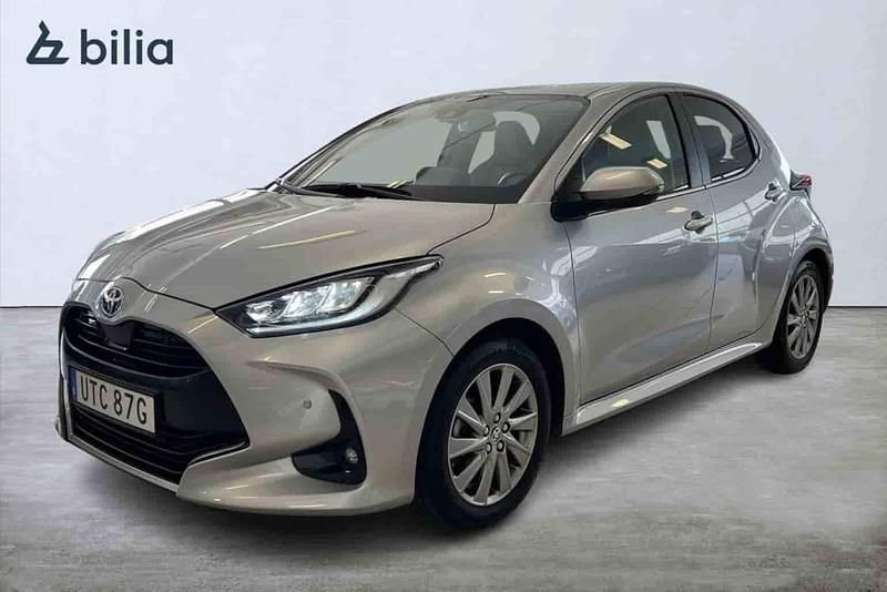 Silver Begagnad 2022 Toyota Yaris Hybrid Edition Halvkombi | 234 900 kr (Marknadspris) - Bild 1/1
