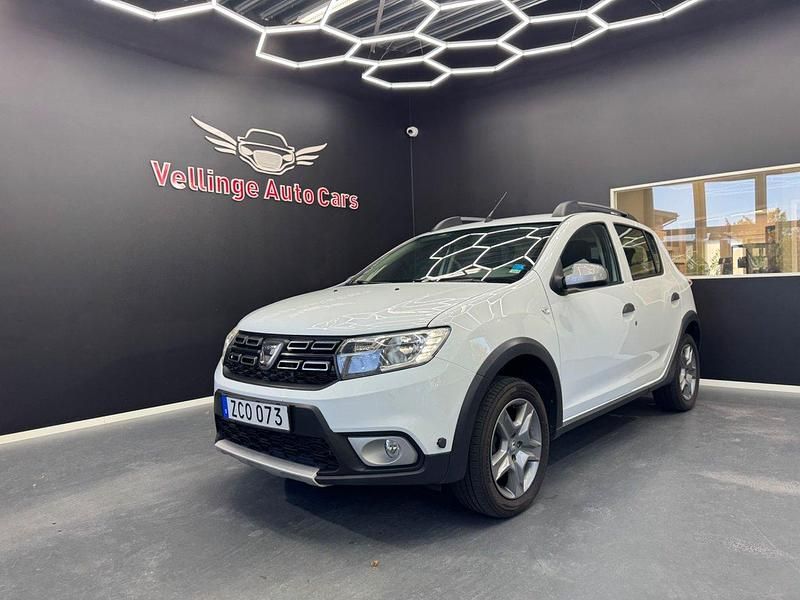 Vit Begagnad 2017 Dacia Sandero Stepway Halvkombi | 69 900 kr (Bra pris) - Bild 1/4