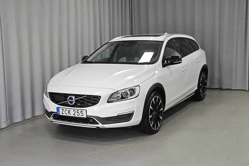 Vit Begagnad 2018 Volvo V60 CC Standard Kombi | 214 900 kr (Marknadspris) - Bild 1/4