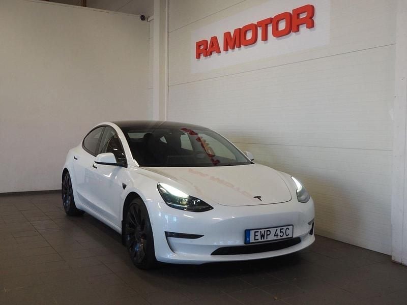 Vit Begagnad 2021 Tesla Model 3 Performance Sedan | 319 900 kr (Marknadspris) - Bild 1/3