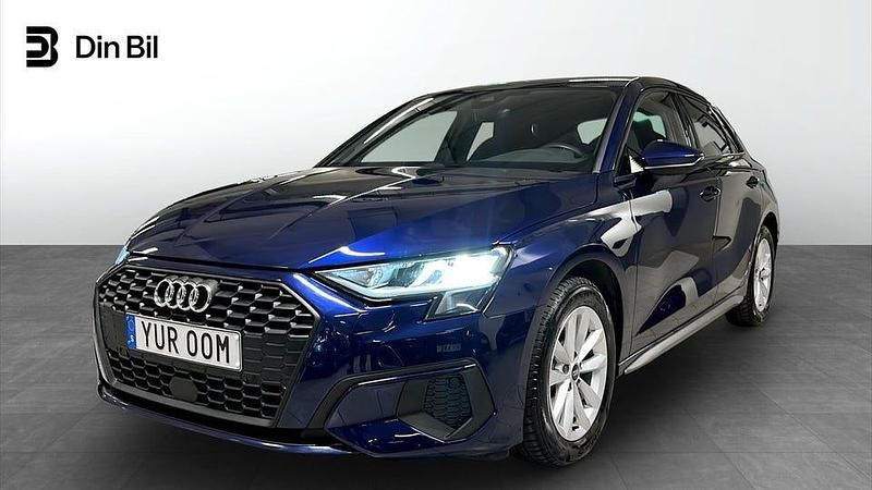 Navarrablå metallic Begagnad 2023 Audi A3 Proline Sedan | 254 000 kr (Marknadspris) - Bild 1/4