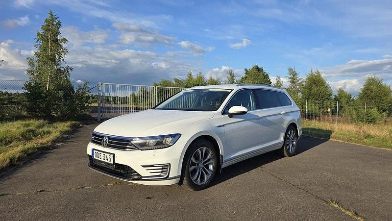 Vit Begagnad 2017 VW Passat GTE Kombi | 139 000 kr (Marknadspris) - Bild 1/4