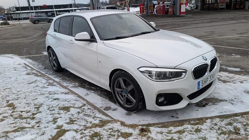 Begagnad 2016 BMW 118 Halvkombi | 139 000 kr (Marknadspris) - Bild 1/4