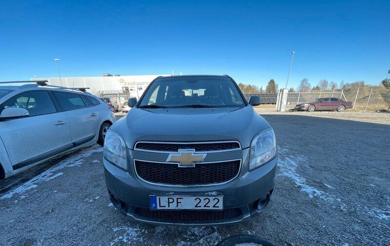 Grå Begagnad 2011 Chevrolet Orlando Minibuss | 49 900 kr (Marknadspris) - Bild 1/4