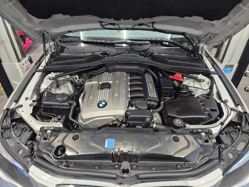 Begagnad BMW 523 177 HK (130 kW) 2006 Silver Sedan