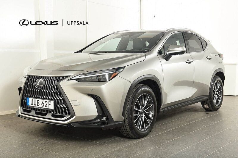Ljusgrå Begagnad 2023 Lexus NX450h+ Executive Line SUV | 619 900 kr (Marknadspris) - Bild 1/4
