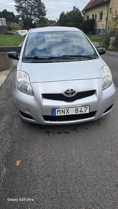 Silver Begagnad 2011 Toyota Yaris Halvkombi | 36 000 kr (Marknadspris) - Bild 1/4