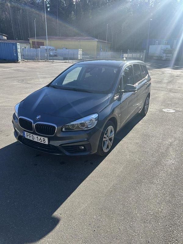 Grå Begagnad 2017 BMW 218 Gran Tourer Sport Line Minibuss | 130 000 kr (Marknadspris) - Bild 1/4