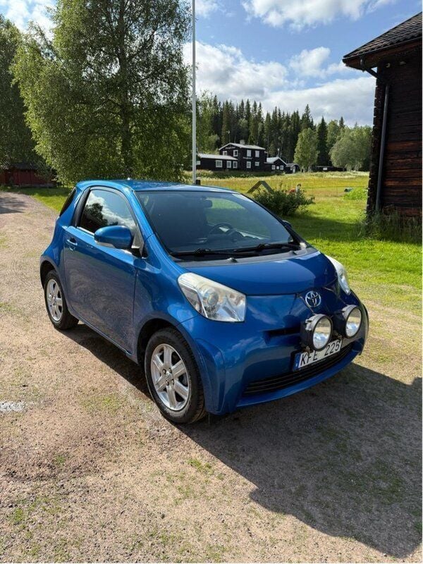 Blå Begagnad 2009 Toyota iQ Halvkombi | 35 000 kr (Marknadspris) - Bild 1/4