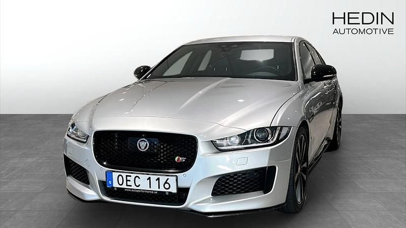 Grå (grey) Begagnad 2016 Jaguar XE S Sedan | 259 900 kr (Lite dyr) - Bild 1/4