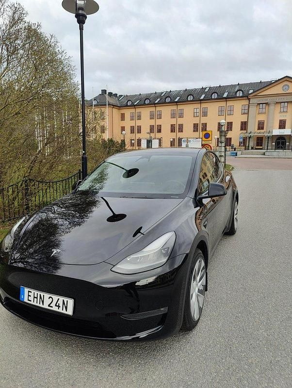 Svart Begagnad 2023 Tesla Model Y Long Range AWD SUV | 420 000 kr - Bild 1/4