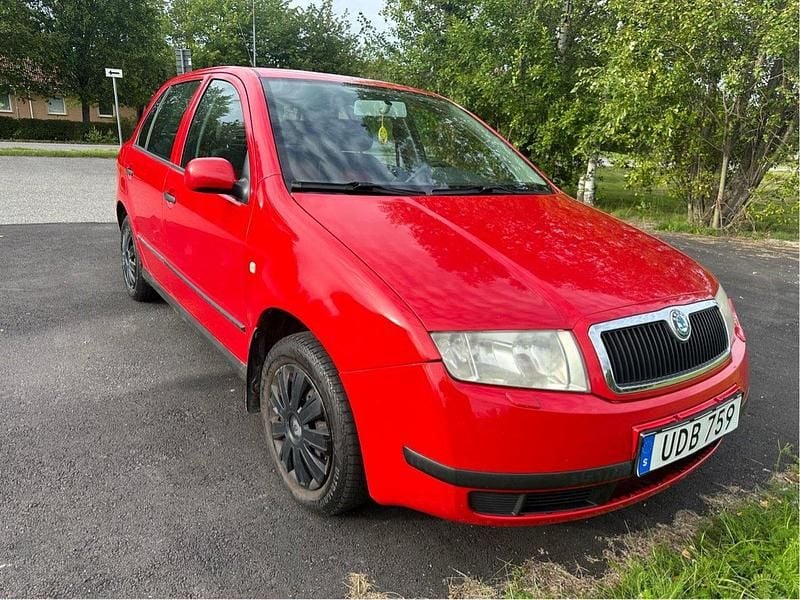 Röd Begagnad 2003 Skoda Fabia Halvkombi | 12 000 kr (Bra pris) - Bild 1/1