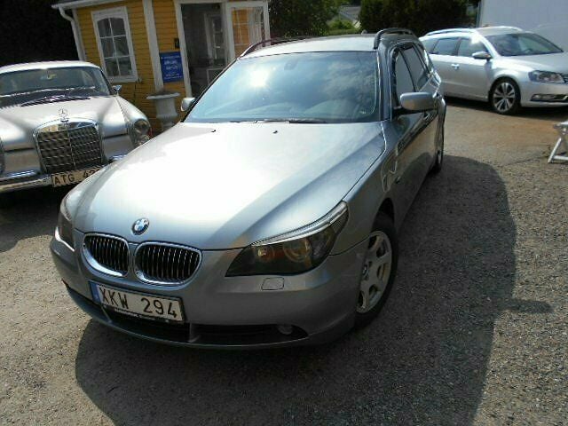 Ljusgrå Begagnad 2005 BMW 523 Kombi | 52 900 kr (Marknadspris) - Bild 1/4