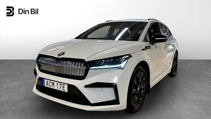 Vit Begagnad 2023 Skoda Enyaq iV SportLine SUV | 445 000 kr (Marknadspris) - Bild 1/4