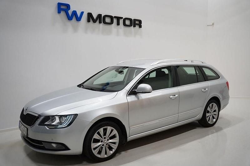 Silver Begagnad 2015 Skoda Superb Elegance Kombi | 124 900 kr (Bra pris) - Bild 1/4