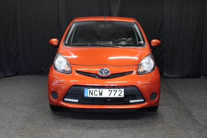 Begagnad Toyota Aygo 68 HK (50 kW) 2012 Orange Halvkombi