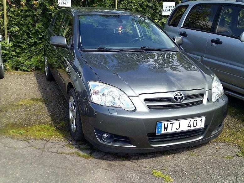 Grå Begagnad 2005 Toyota Corolla Halvkombi | 27 500 kr (Bra pris) - Bild 1/4