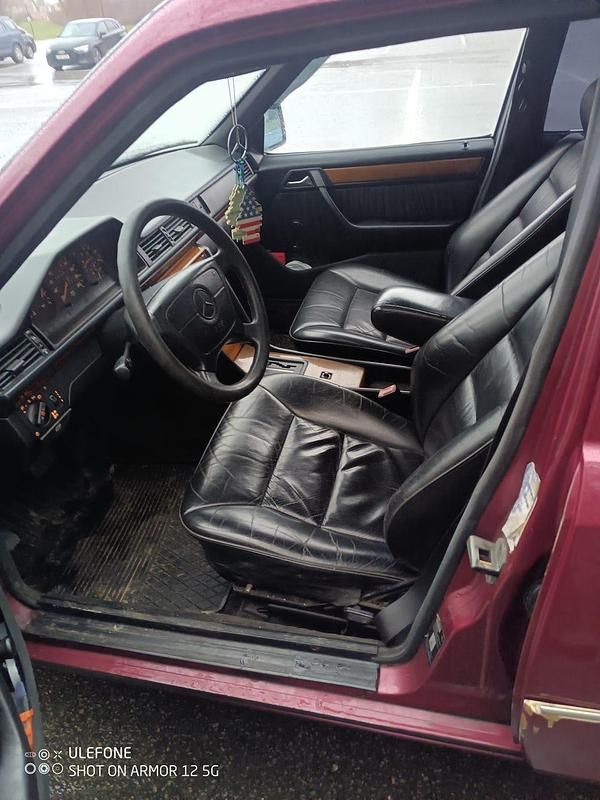 Begagnad Mercedes 300 1992 Almandin röd Kombi