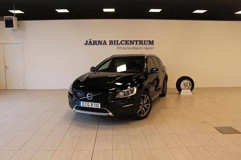 Svart Begagnad 2016 Volvo V60 CC Summum Kombi | 214 900 kr (Marknadspris) - Bild 1/4