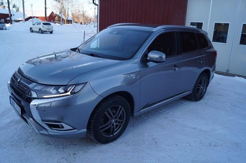 Begagnad Mitsubishi Outlander 224 HK (164 kW) 2019 Grå SUV