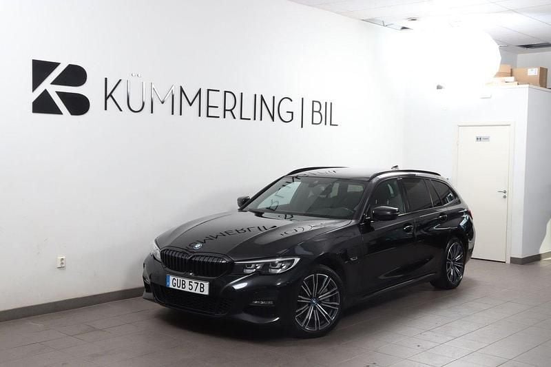 Svart Begagnad 2022 BMW 330e M Sport Kombi | 349 900 kr (Marknadspris) - Bild 1/4