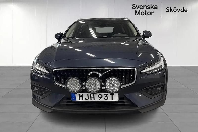 Begagnad Volvo V60 CC Momentum 200 HK (147 kW) 2022 Blå Kombi
