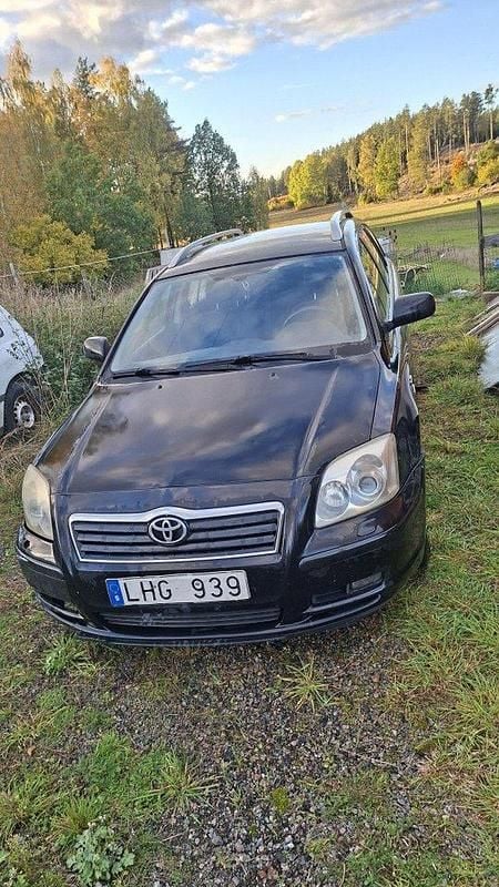 Svart Begagnad 2006 Toyota Avensis Kombi | 12 000 kr (Superpris) - Bild 1/4